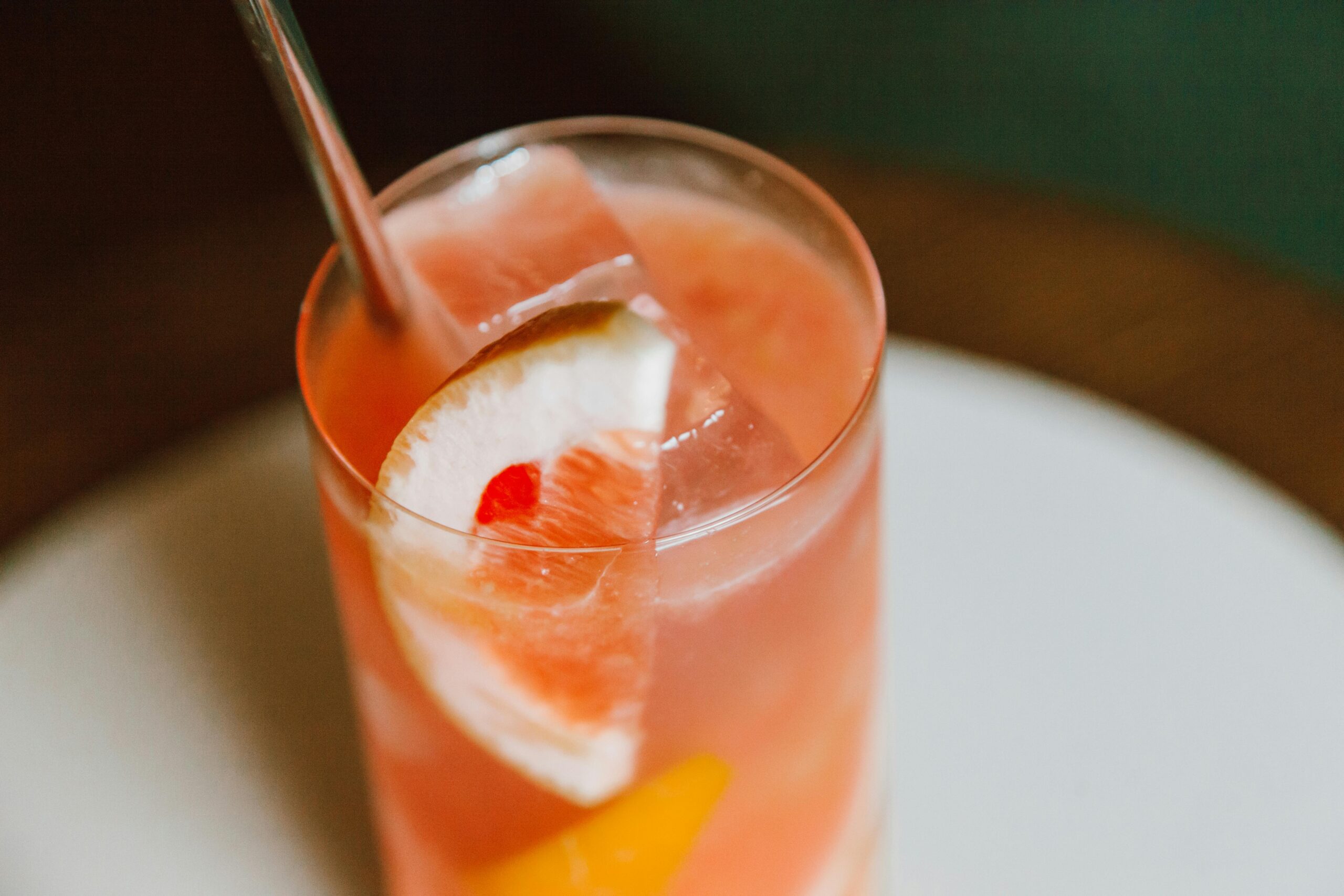 Carte Refreshing iced drink with grapefruit and orange slices, perfect for summer days.